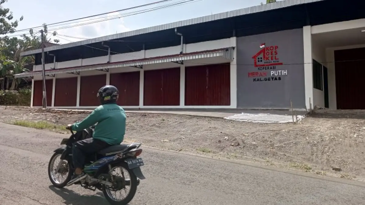 Pengendara sepeda motor sedang melintas di depan gerai KDMP Getas, Playen. (Yusuf Bastiar/Radar Jogja)
