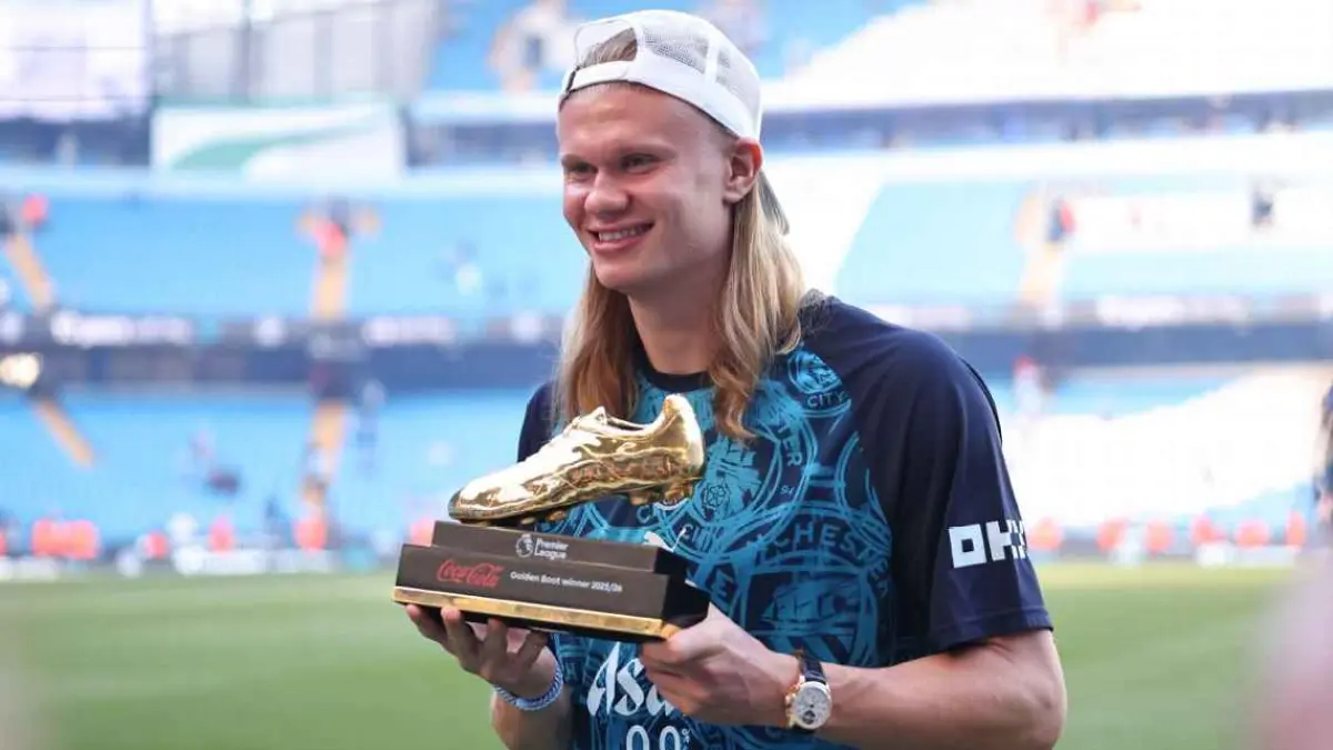 Penyerang Manchester City, Erling Haaland sabet Golden Boots Premier League dengan 27 gol.