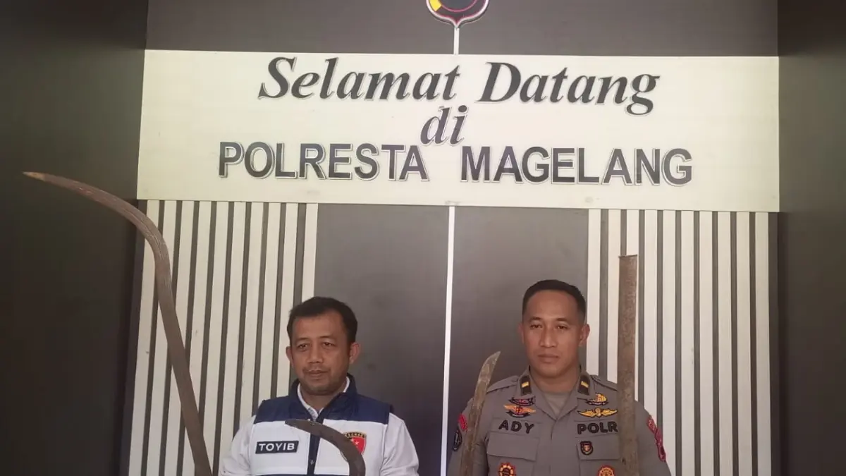 Polisi menyita dua sajam yang digunakan untuk tawuran di Jalan Magelang-Kopeng.