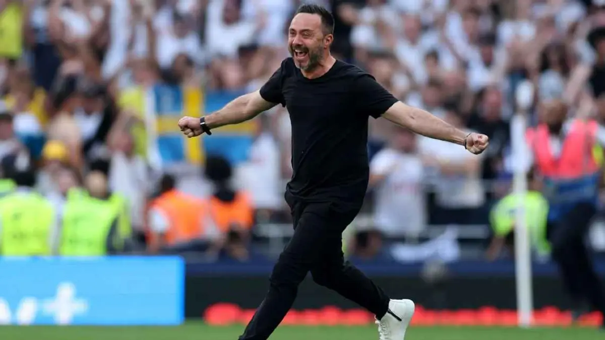 Roberto De Zerbi bahagia Tottenham Hotspur berhasil hindari degradasi. (getty images)