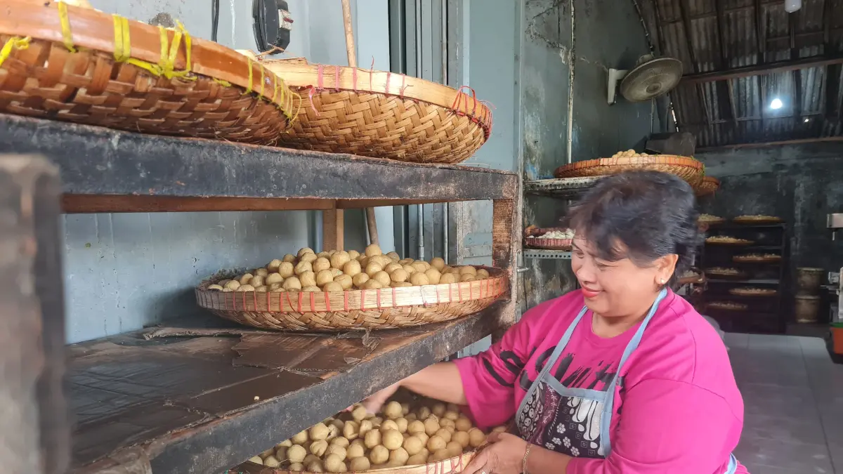 roduk tahu bulat milik Danang di Magelang laris dibeli oleh sales.
