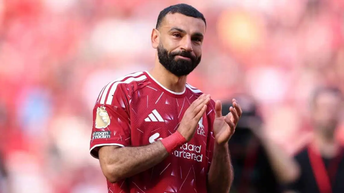Salam perpisahan emosional Mohamed Salah setelah laga terakhirnya bersama Liverpool di Anfield.