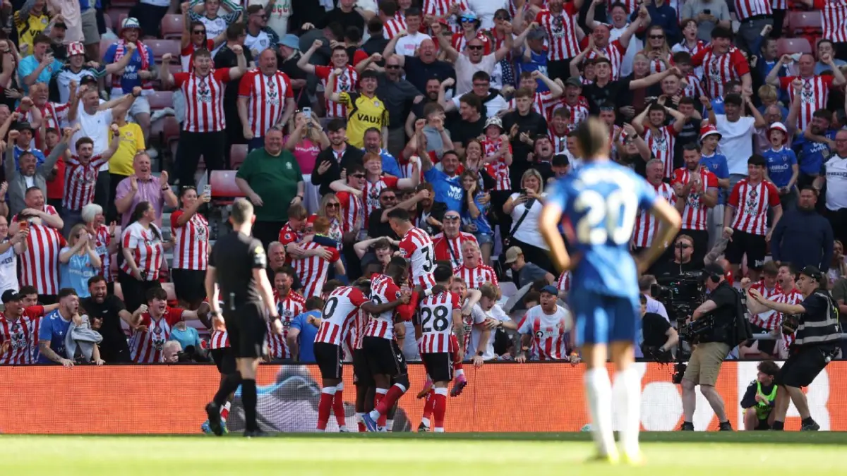 Selebrasi para pemain Sunderland dalam kemenangan atas Chelsea untuk amankan tempat di Europa League.