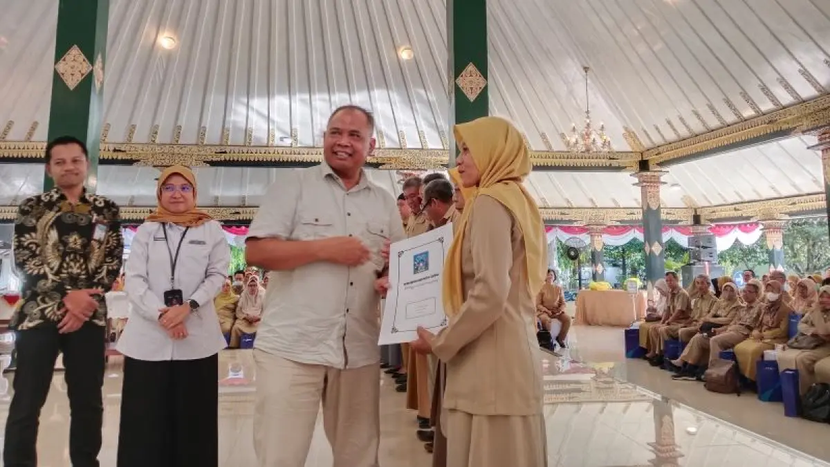 SIMBOLIS: Pemberian surat keputusan pensiun calon purnatugas bagi 246 pegawai Sleman di Pendopo Parasamya Senin (25/5).&nbsp;(Delima Purnamasari/Radar Jogja)