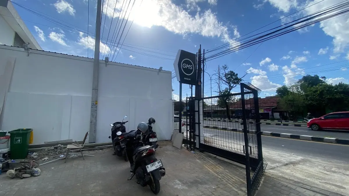 TAMPAK DEPAN: Gedung GMS tampak depan yang menjadi lokasi pembubaran peribadatan. Tampak tukang bangunan sedang melakukan renovasi gedung tersebut  Cintia Yuliani/Radar Jogja
&nbsp;

&nbsp;