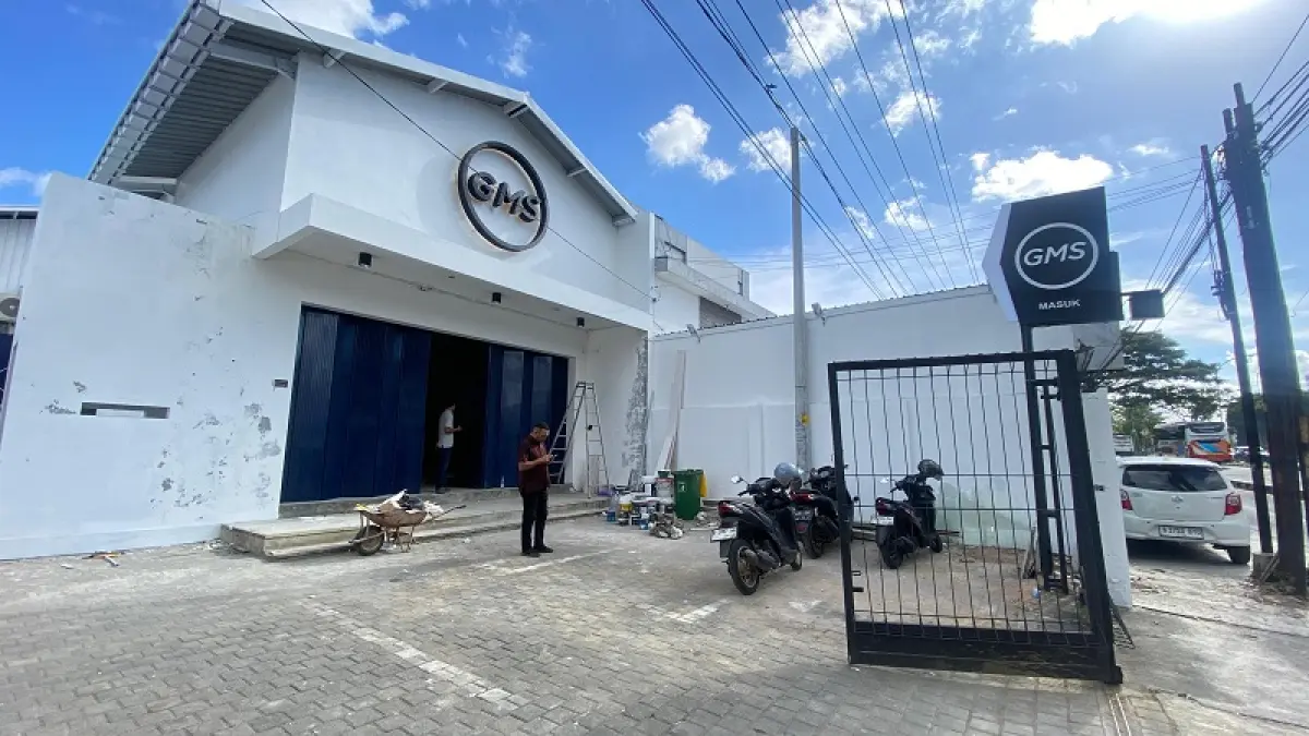 TAMPAK DEPAN: Gedung GMS yang menjadi lokasi pembubaran peribadatan. Tampak tukang bangunan sedang melakukan renovasi gedung tersebut kemarin (25/5/2026). Cintia Yuliani/Radar Jogja