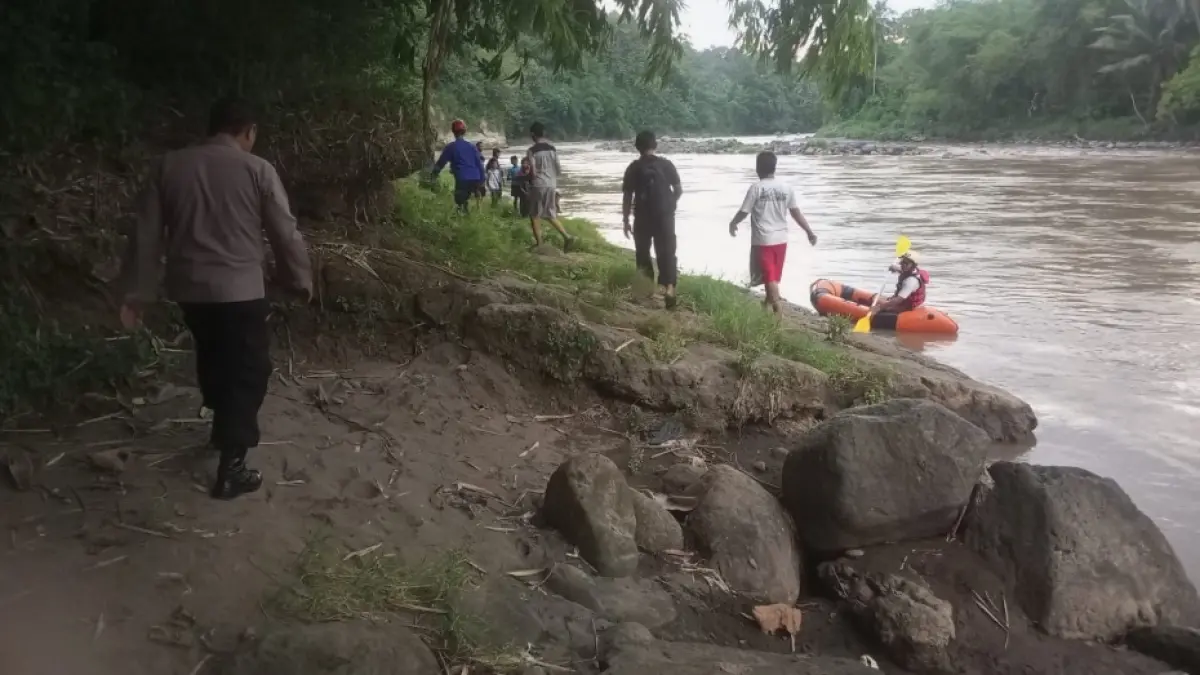 Tim SAR gabungan terus berupaya melakukan pencarian terhadap warga yang diduga terseret arus Sungai Progo. (NAILA NIHAYAH/RADAR JOGJA)