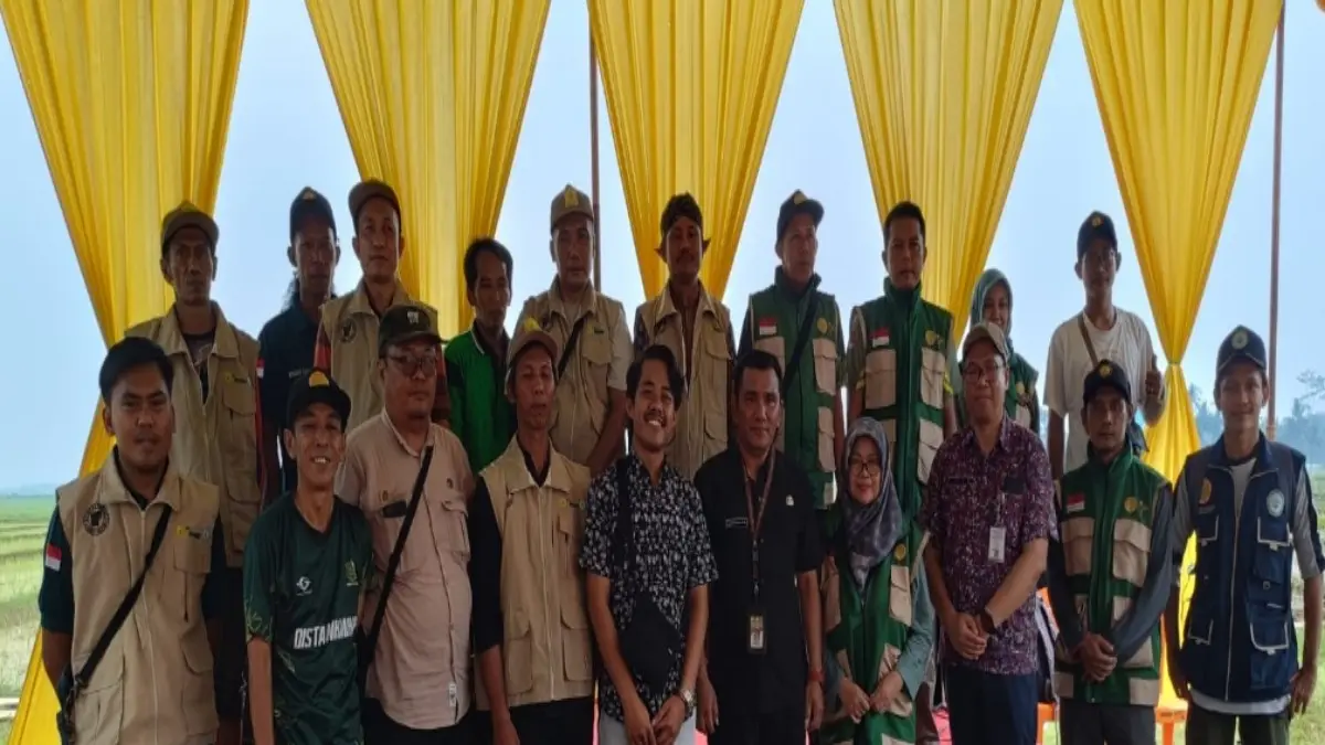 OPTIMISTIS: Jajaran Polbangtan Yoma bersama Brigade Pangan Maju Jaya yang beranggotakan pemuda tani di Desa Kedawung, Kecamatan Susukan, Kabupaten Banjarnegara, Jawa Tengah, melaksanakan gerakan tanam serempak di lahan optimalisasi lahan (oplah), Jumat (22/5/2026). (ISTIMEWA)
