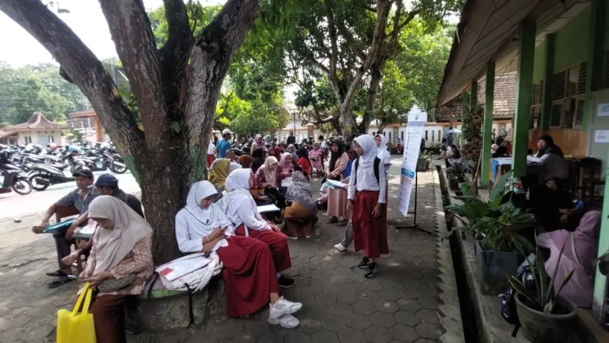 ANTRE: Siswa dan orangtua rela menunggu antrian demi verifikasi dokumen SPMB 2025 lalu. (ANOM BAGASKORO/RADAR JOGJA)