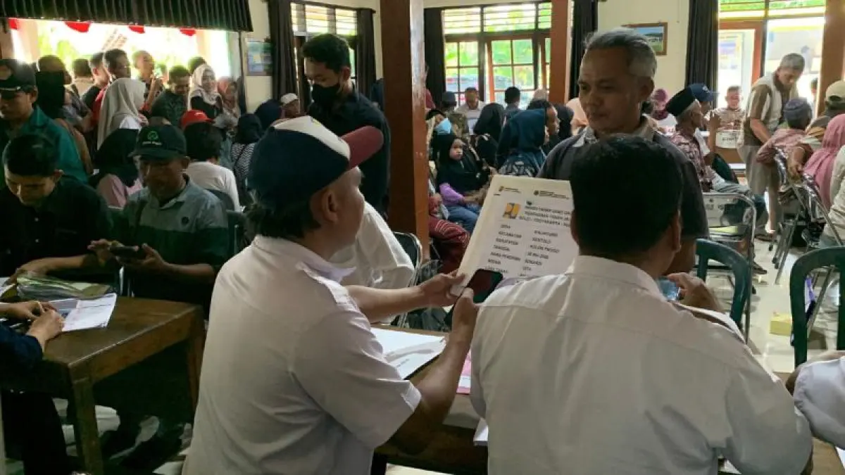 ANTRE: Warga terdampak Tol Jogja-YIA di Kalurahan Kaliagung menunggu panggilan untuk pencairan. (ANOM BAGASKORO/RADAR JOGJA)