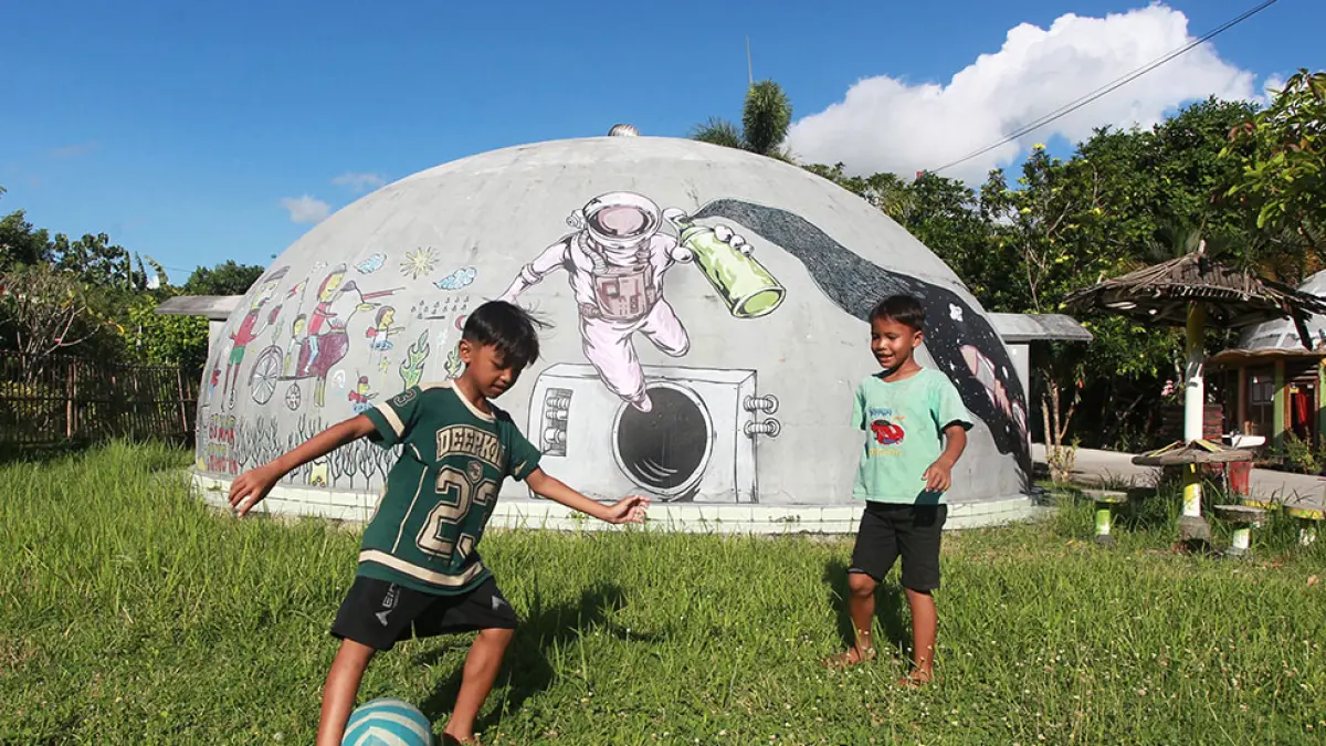 Bocah bermain di kompleks Rumah Dome di Desa Sumberharjo, Prambanan, Sleman, kemarin (25/5). Rumah Dome dibangun sebagai hunian bagi warga pascagempa besar yang melanda Jogja pada 2006 silam. Bangunan tersebut dirancang tahan gempa dan tahan api. Foto : Guntur Aga Tirtana/Radar Jogja 
