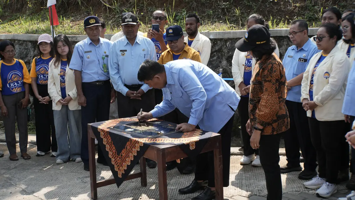 Bupati Kulon Progo menandatangani prasasti hasil pengabdian masyarakat UAJY di Kalurahan Banjarasri, Kapanewon Kalibawang.

&nbsp;