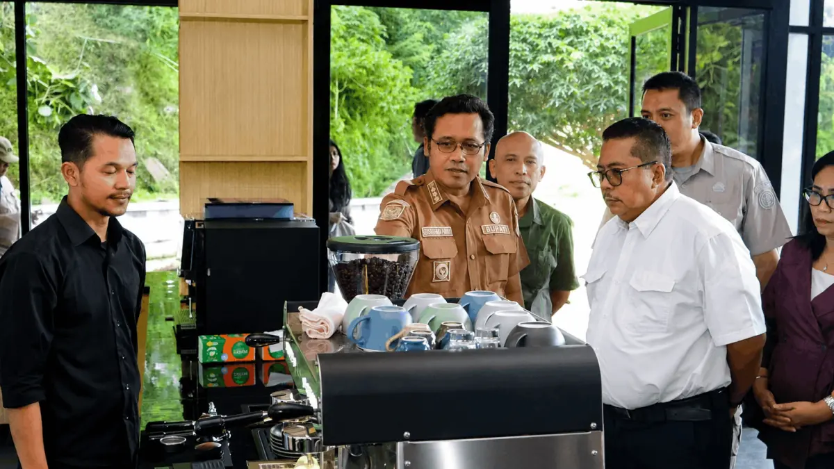 Bupati Magelang saat mendampingi kunjungan kerja Direktur Jenderal Lahan dan Irigasi Pertanian di Desa Banjarsari, Grabag.

&nbsp;
