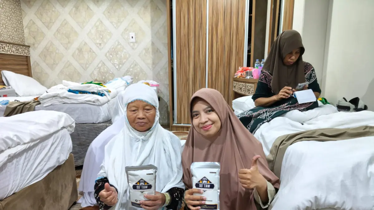 Di sela rangkaian ibadah haji, sebagian jemaah haji asal Kebumen menikmati soto instan karya MAN 2 Kebumen. (Dokumentasi Petugas Haji Kebumen)