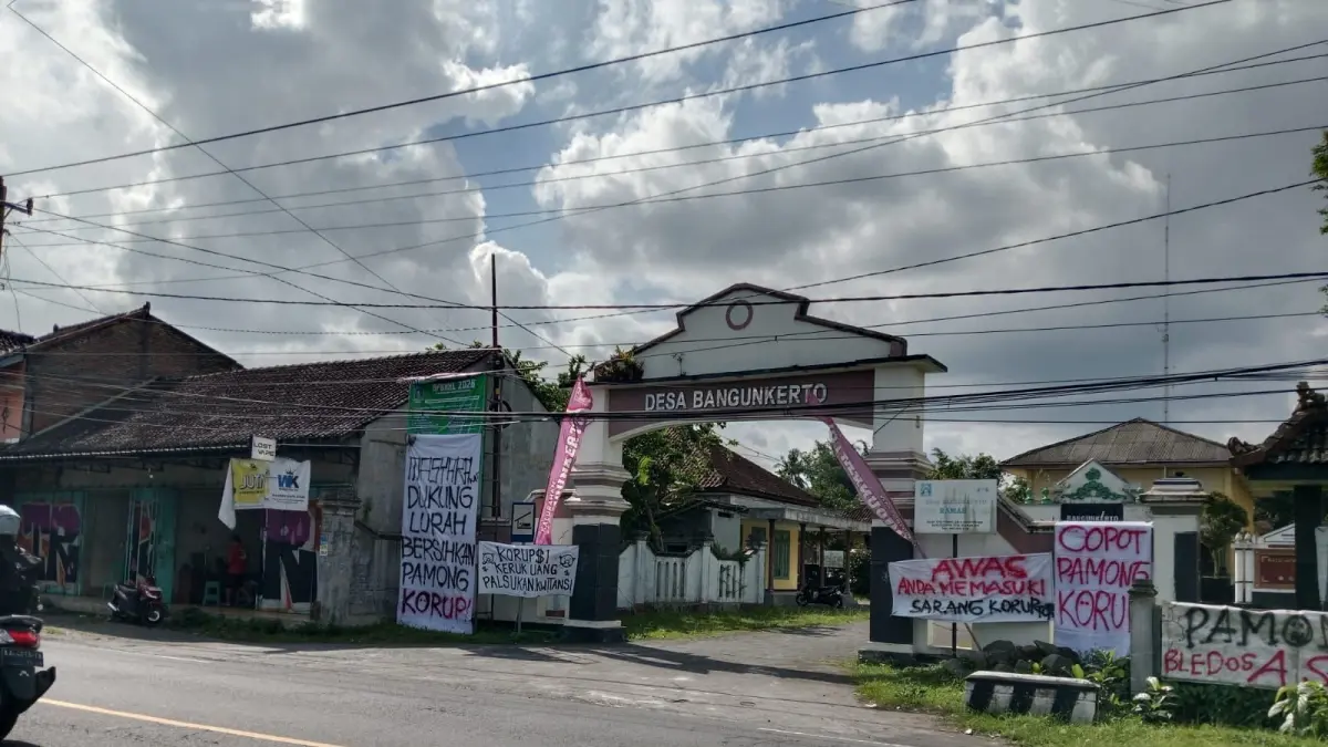 Kantor Kalurahan Bangunkerto yang dipenuhi spanduk protes - Delima Purnamasari/Radar Jogja