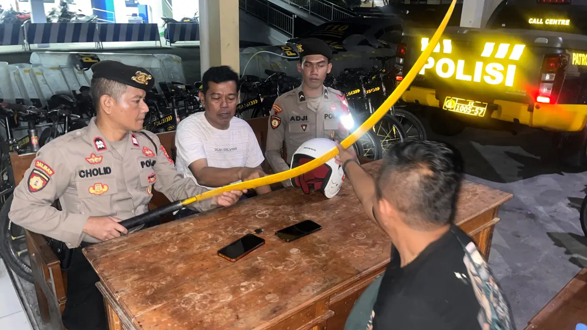 Personel Polres Kebumen menunjukkan celurit sepanjang sekitar 1,5 meter yang akan digunakan untuk aksi tawuran antar pelajar. (Dokumentasi Polres Kebumen)