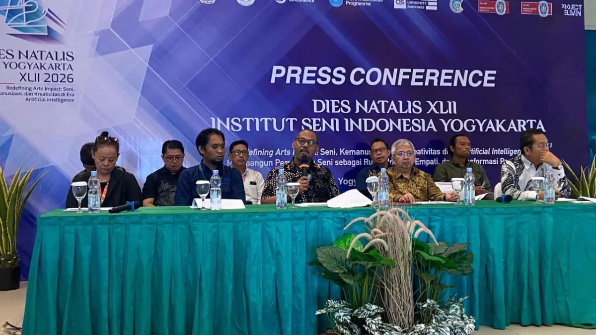 Rektor ISI Yogyakarta Dr. irwandi sedang menyampaikan tentang Dies Natalis ke-42 di Lobby Gedung Rektorat ISI Yogyakarta - Cintia Yuliani/Radar Jogja 