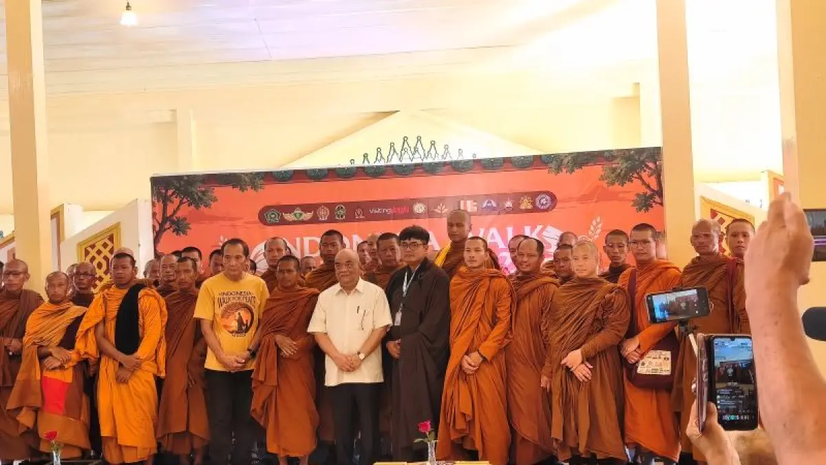 Rombongan Bhikkhu Thudong saat dijamu Wakil Gubernur DIY Kanjeng Gusti Pangeran Adipati Aryo (KGPAA) Paku Alam X di Kepatihan Pakualaman Selasa (26/5).&nbsp;(Fahmi Fahriza/Radar Jogja)