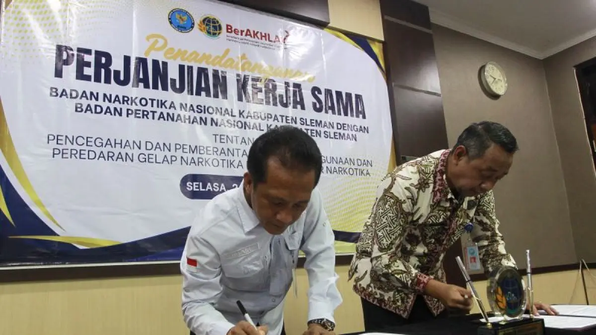 SIMBOLIS: Jajaran BPN Sleman dan BNN Sleman menandatangi MoU untuk memerangi narkoba Selasa (26/5).&nbsp;(GUNTUR AGA TIRTANA/RADAR JOGJA)