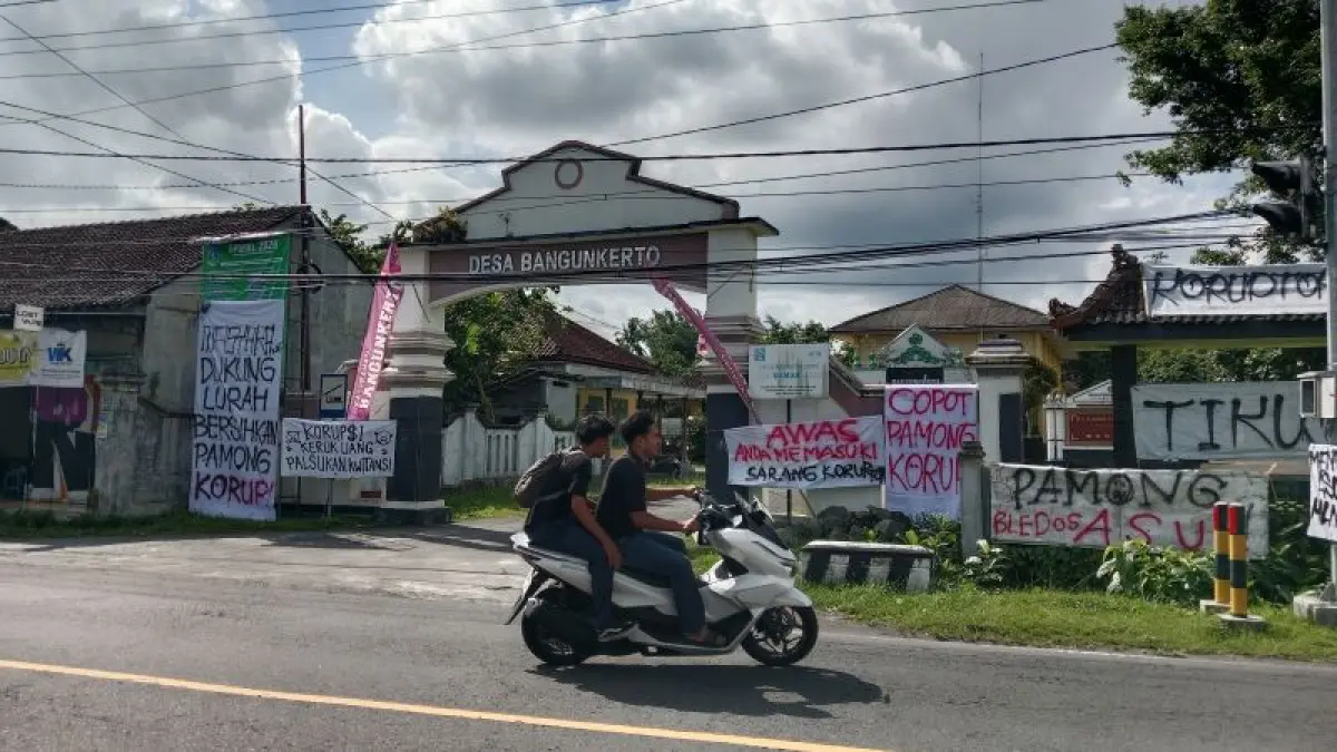 BENTUK PROTES: Kantor Kalurahan Bangunkerto yang dipenuhi spanduk protes oleh warga Selasa (26/7). (Delima Purnamasari/Radar Jogja)
