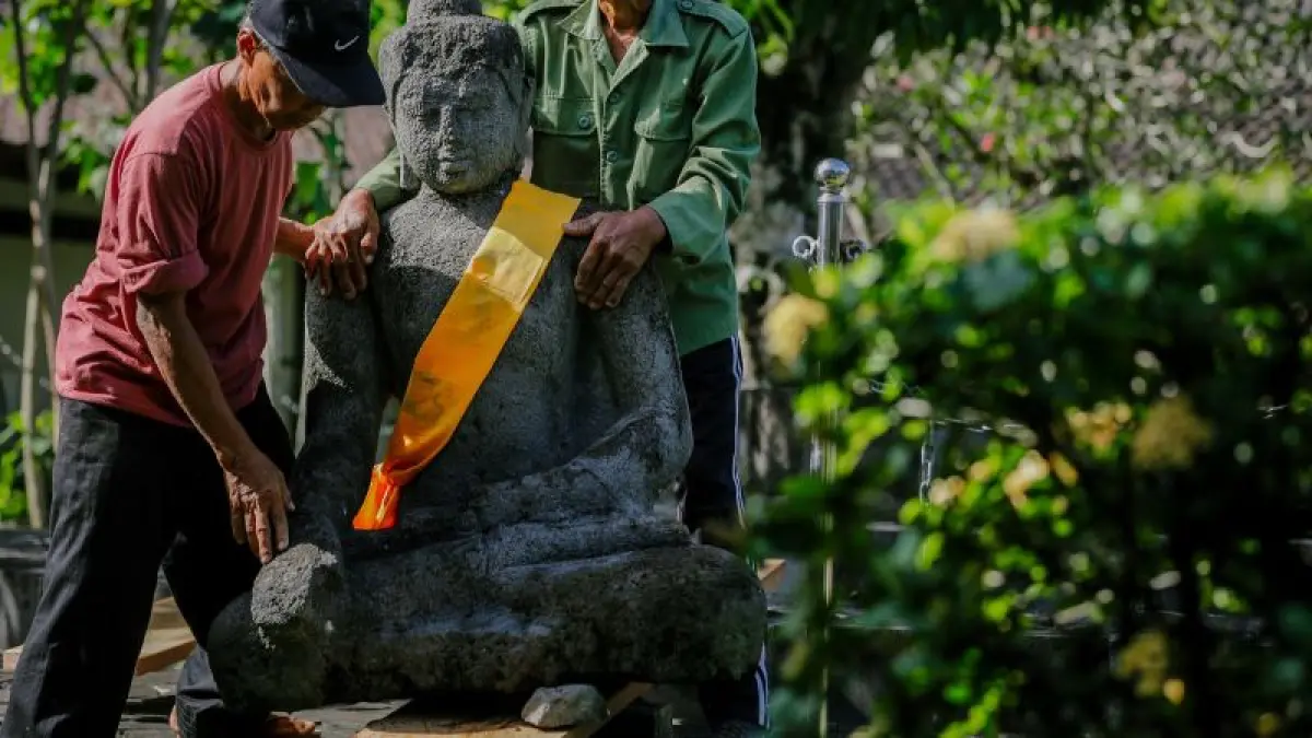 DIPINDAH: Arca unfinished Buddha telah dipindah sebagai bagian dari upaya pelestarian budaya hingga penguatan fungsi spiritual kawasan. (Dokumentasi PT TWB)