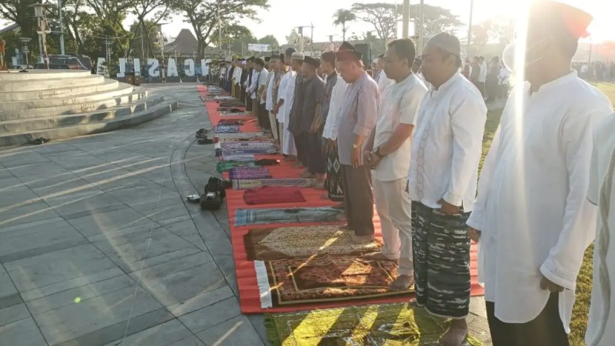 IBADAH : Jemaah mengikuti rangkaian salat Idul Adha 1447 Hijriah di Alun-alun Pancasila, Rabu (27/5). Pelaksanan salat id tersebut berlangsung bersamaan dengan di Masjid Agung Kauman Kebumen. (M Hafied/Radar Jogja)