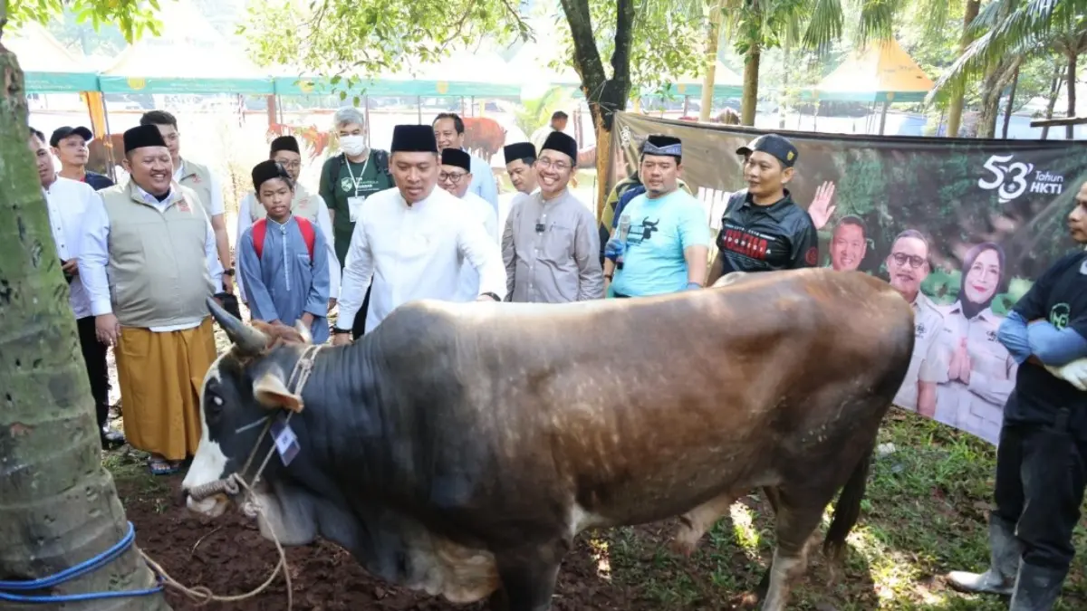  IDUL ADHA: Wakil Menteri Pertanian (Wamentan) Sudaryono (kemeja putih, berpeci) menghadiri kegiatan penyembelihan hewan kurban di Masjid Nurul Iman, kompleks perkantoran pusat Kementerian Pertanian, Rabu (27/5/2026). (ISTIMEWA)