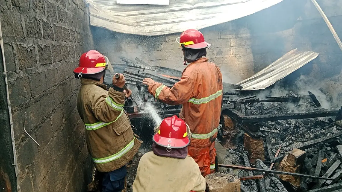Personel Regu 1 Damkarmat Gunungkidul sedang memadamkan api yang melahap tempat usaha kerajinan batu dan kayu di Dusun Ngijorejo RT 04/RW 02, Kalurahan Gari, Kapanewon Wonosari, Rabu pada (27/5/2026). Dokumentasi/Damkarmat Gunungkidul&nbsp;