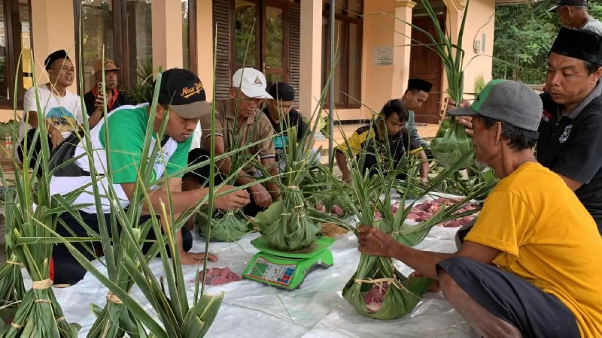 RAMAH LINGKUNGAN: Warga membuat sarangan atau dekon untuk wadah daging kurban. (ANOM BAGASKORO/RADAR JOGJA)