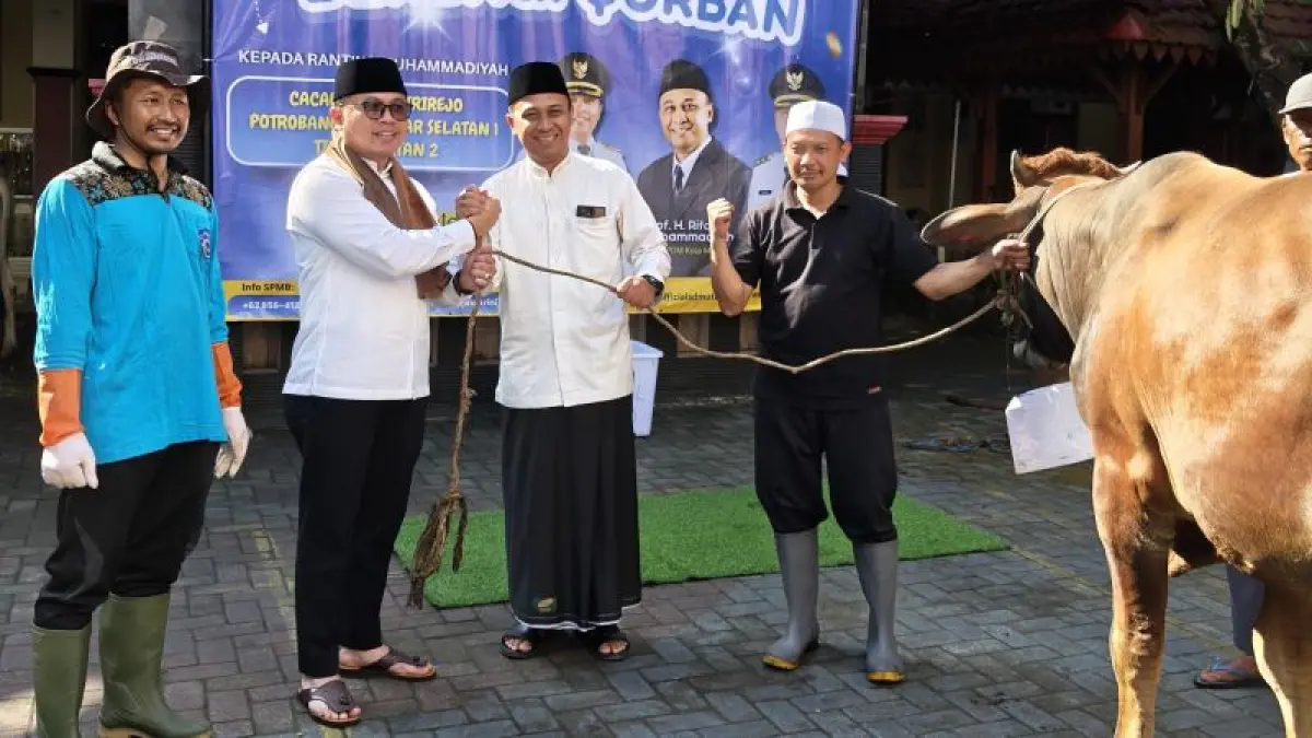 SIMBOLIS: Penyerahan sapi kurban kepada wali Kota Magelang usai salat Idul Adha, Rabu (27/5). (NAILA NIHAYAH/RADAR JOGJA)