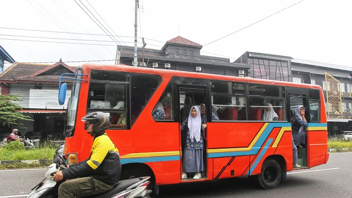 Sejumlah siswi naik bus sewaan seusai mengikuti pembelajaran luar sekolah di Jalan Wonocatur, Bantul, (26/5/2026). Disdikpora DIY mencatat ribuan anak di DIY putus sekolah karena diduga lebih memilih bekerja daripada melanjutkan pendidikan. Guntur Aga/Radar Jogja 