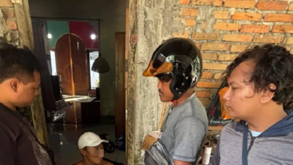 DITANGKAP: Pelaku sedang diamankan oleh pihak kepolisian. Dokumentasi Polres Bantul