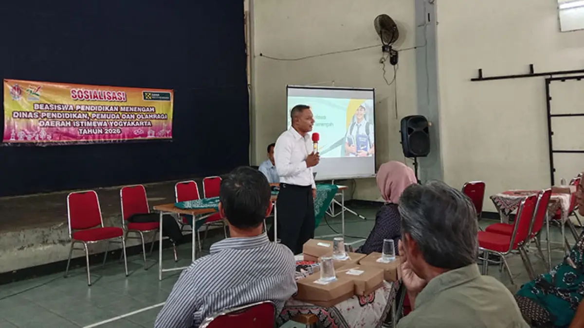 JARING PENGAMAN SOSIAL: Wakil Ketua Komisi D DPRD DIY Anton Prabu Semendawai mengatakan, beasiswa pendidikan menengah penting untuk menjamin keberlanjutan belajar siswa. Ini disampaikan saat sosialisasi di Gedung Serbaguna Kragilan Sinduadi, Mlati, Sleman. (Foto: Delima Purnamasari/Radar Jogja)