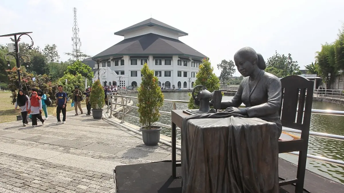 JAUH DARI TARGET: Pengunjung berkeliling di Taman Budaya Embung Giwangan (TBEG) Kamis (28/5/2026). Momentum libur Idul Adha belum berdampak pada sektor pariwisata.&nbsp;GUNTUR AGA TIRTANA/RADAR JOGJA