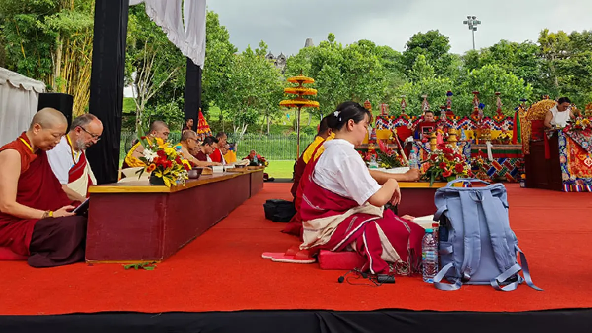 KHUSYUK: Umat Buddha yang tergabung dalam Majelis Umat Nyingma Indonesia (MUNI) Sangha Tantrayana sedang membaca paritta, Kamis (28/5/2026). (NAILA NIHAYAH/RADAR JOGJA)