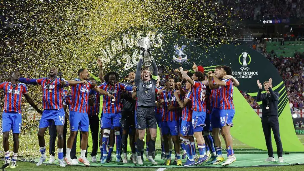 Para pemain Crystal Palace rayakan gelar juara Conference League.