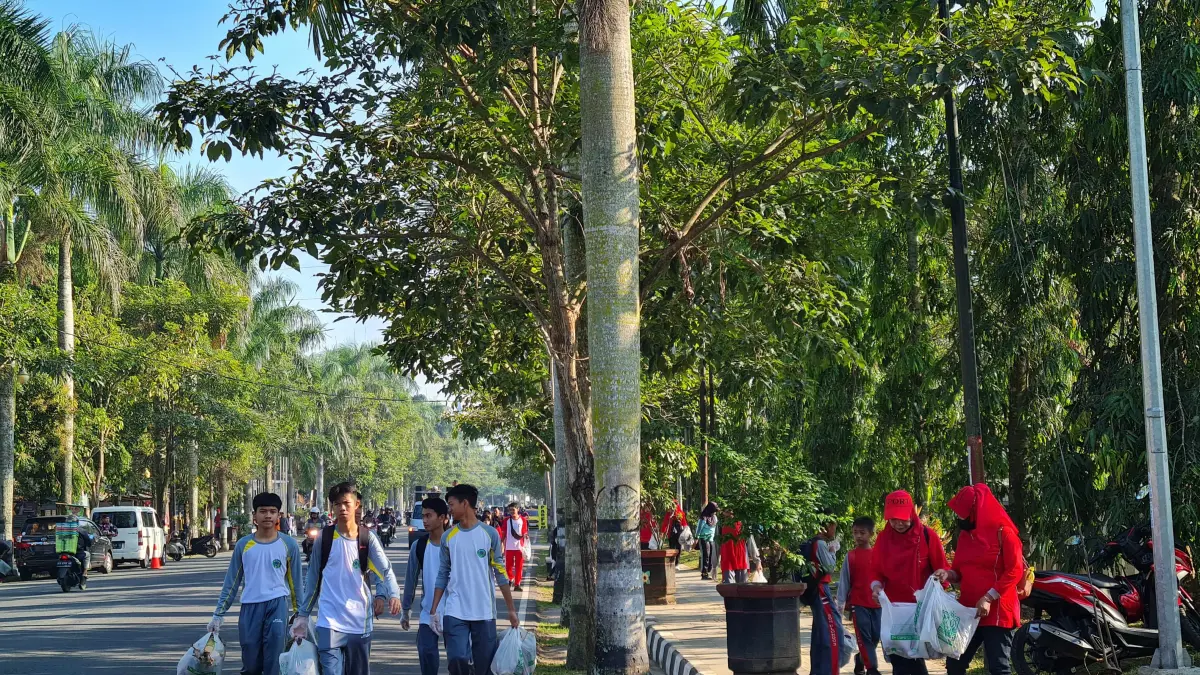 Para siswa, guru, hingga ASN berpartisipasi dalam gerakan mengumpulkan sampah organik.