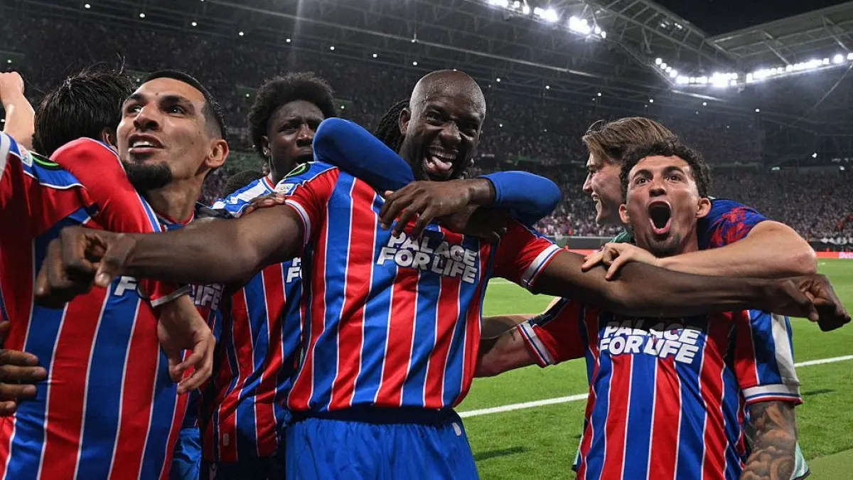 Selebrasi para pemain Crystal Palace setelah Jean-Philippe Mateta mencetak gol kemenangan atas Rayo Vallecano di final Conference League.