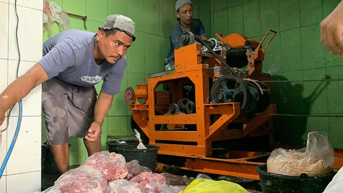 SIBUK: Jasa giling daging kurban di Wates melayani pengguna dengan menimbang dan memberikan bumbu. (ANOM BAGASKORO/RADAR JOGJA)