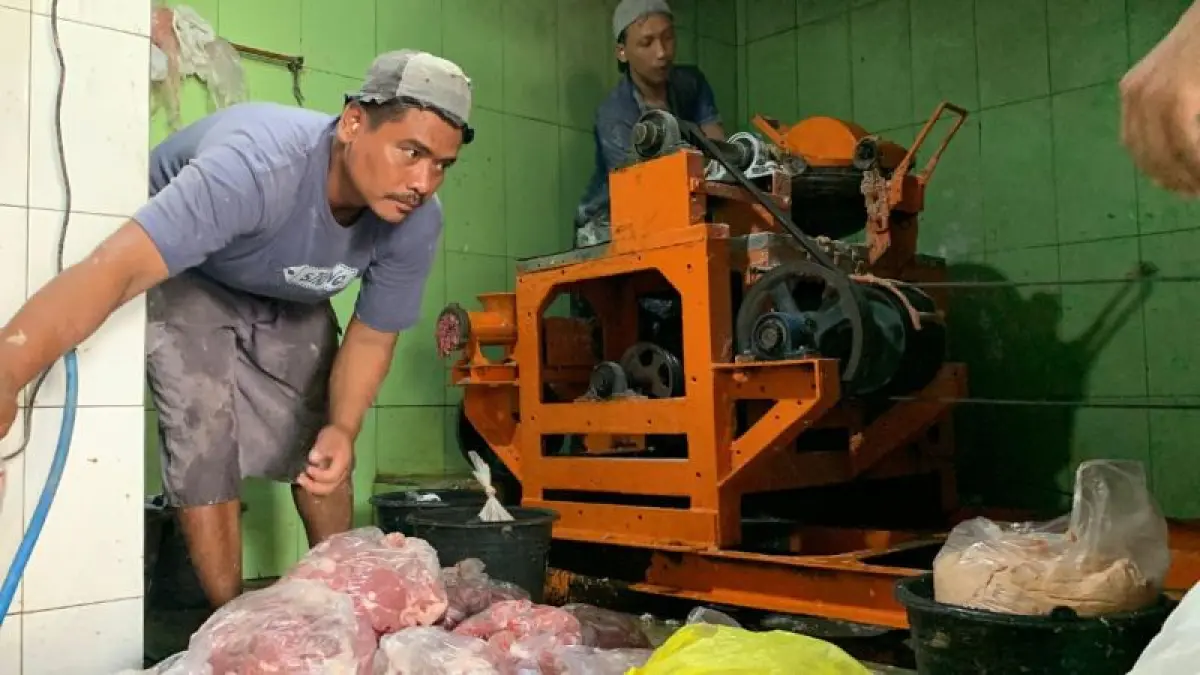 SIBUK: Jasa giling daging kurban melayani pengguna dengan menimbang dan memberikan bumbu. (ANOM BAGASKORO/RADAR JOGJA)