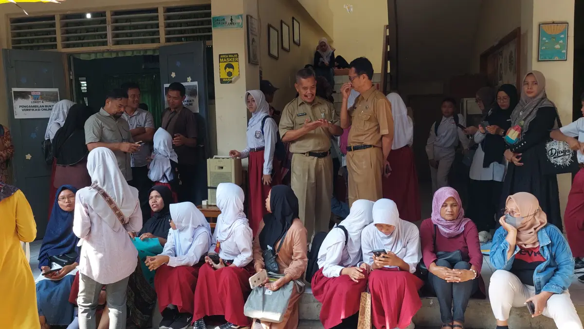  Siswa dan Wali Murid rela menunggu untuk verifikasi dokumen pad SPMB 2025.
