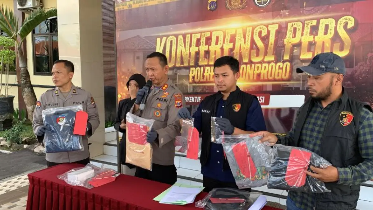 TUNJUK: Kapolres Kulon Progo dan jajarannya menunjukkan barang bukti yang digunakan pelaku serta korban. (ANOM BAGASKORO/RADAR JOGJA)
