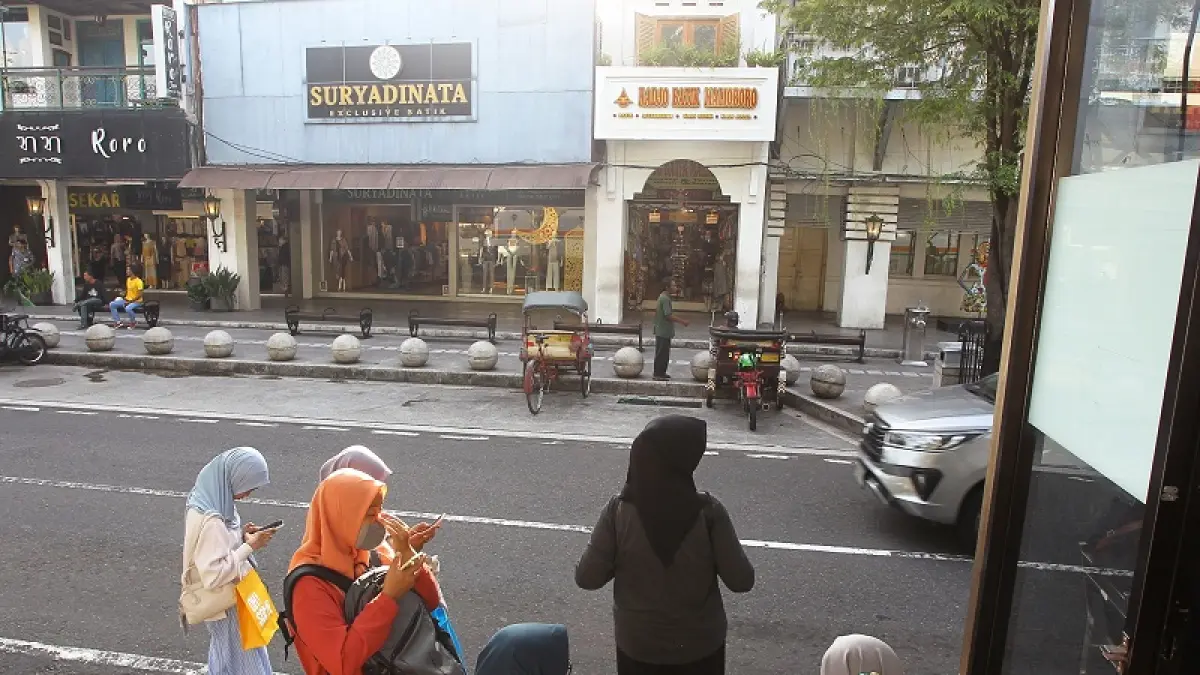 Warga beraktivitas di kawasan Malioboro, Kota Jogja, Kamis (28/5/2026). Pemkot Jogja memprioritaskan penanganan kebersihan demi menjaga wajah kota tetap rapi, nyaman, dan indah dipandang. Guntur Aga/Radar Jogja 
