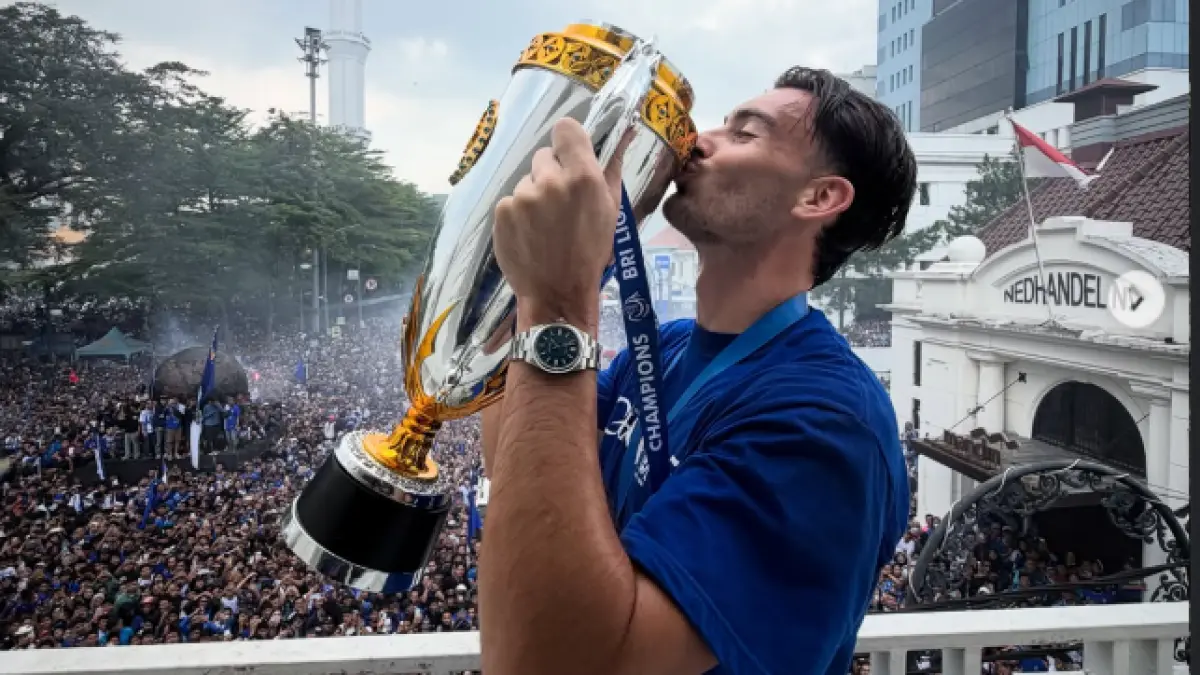Andrew Jung mencium trofi BRI Super League 2025/26 setelah menjadi juara bersama Persib Bandung. (instagram)
