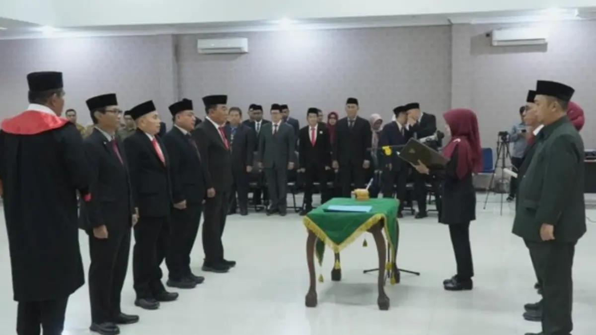 Bupati Raden Dewi Setiani melantik Ahmad Mursidi, tersangka kasus kecelakaan maut yang menewaskan seorang siswa SD dan seorang pedagang, sebagai Staf Ahli Bupati Bidang Pemerintahan, Hukum, dan Politik. 