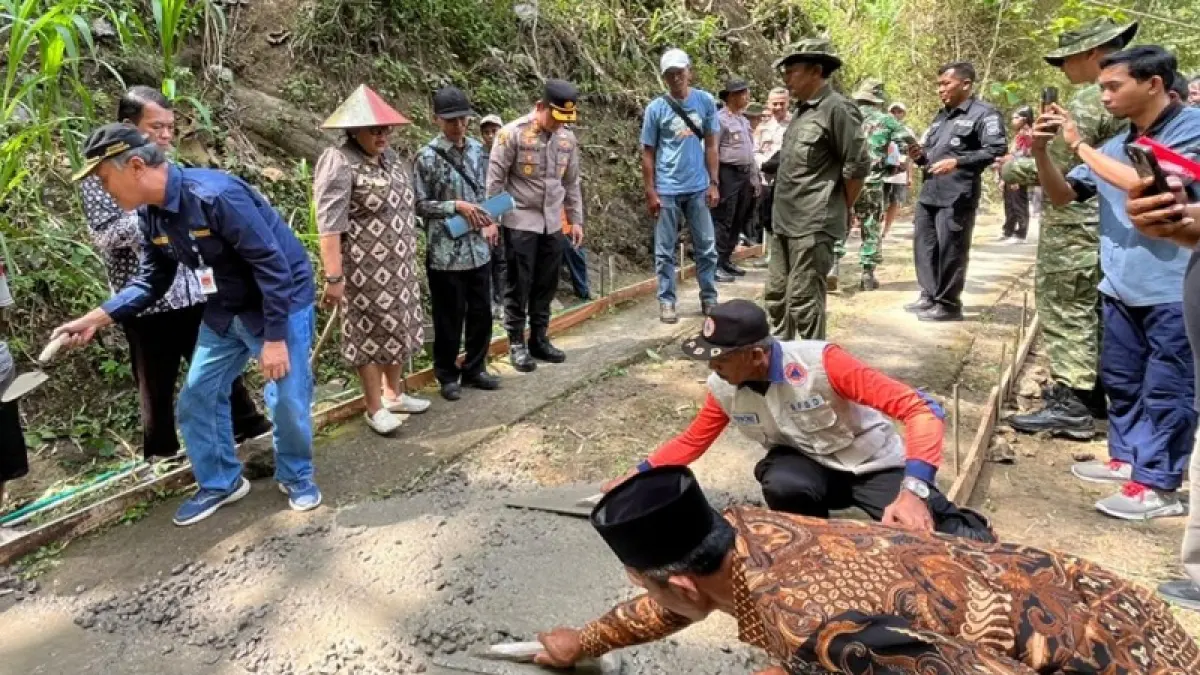 DIBANGUN PERMANEN: Setelah menunggu hampir sepuluh tahun sejak badai&nbsp;cempaka&nbsp;2017, jalan di Padukuhan Suruh Hargomulyo akhirnya dicor blok. Yusuf Bastiar/Radar Jogja
