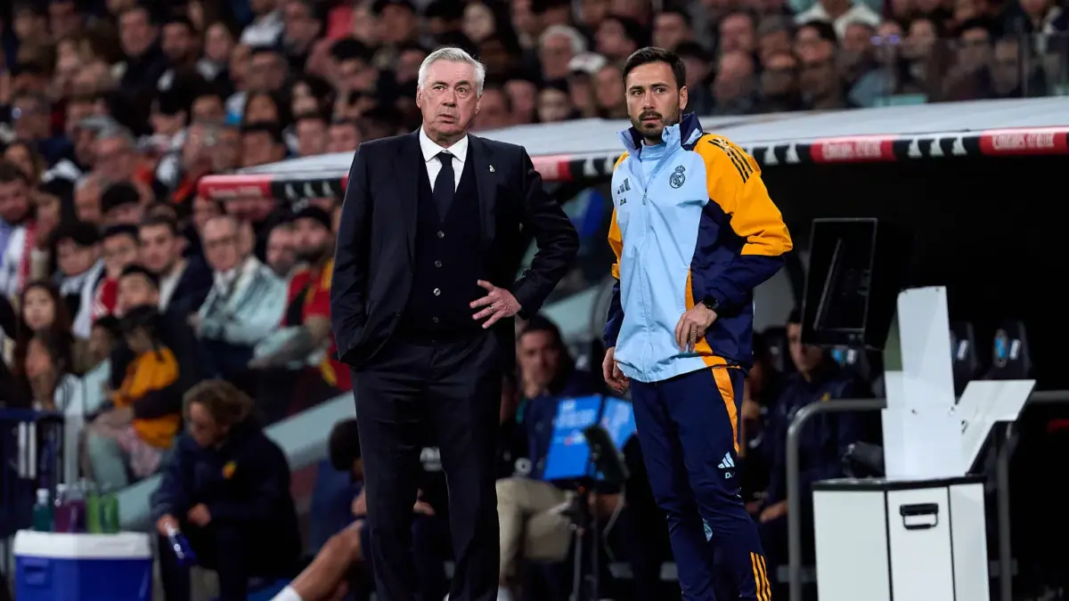 Kedekatan Carlo Ancelotti (kiri) dan anaknya, Davide Ancelotti (kanan) saat masih menjadi manajer dan assisten di Real Madrid.