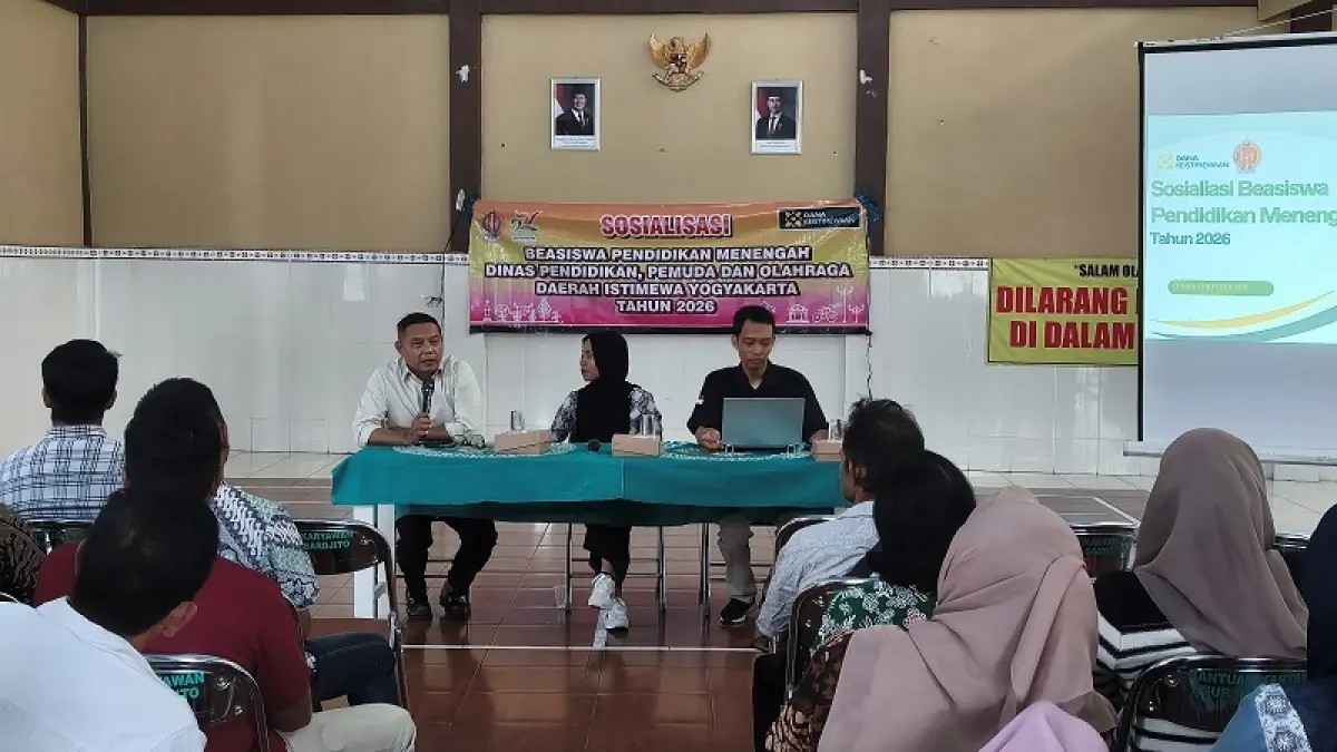 KRUSIAL: Wakil Ketua Komisi D DPRD DIY Anton Prabu Semendawai mengatakan, program beasiswa menjadi instrumen perlindungan sosial. Itu dikemukakan saat sosialisasi di Balai Pedukuhan Sendowo, Sinduadi, Mlati, Sleman, Jumat (29/5/2026). Foto fahmi fahreza