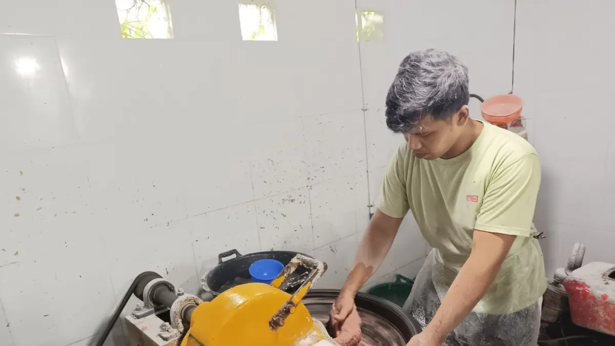Masyarakat rela antre di sentra penggilingan daging Pasar Pagi Kebumen untuk mendapakan bakso sesuai selera. (M Hafied/Radar Jogja)
