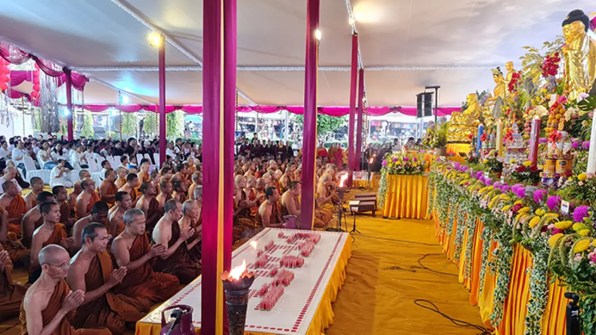 NAILA NIHAYAH/RADAR JOGJA
KHIDMAT: Api dharma dari Sumber Api Abadi Mrapen, Grobogan, tiba dan disakralkan di Candi Mendut, Jumat sore (29/5).